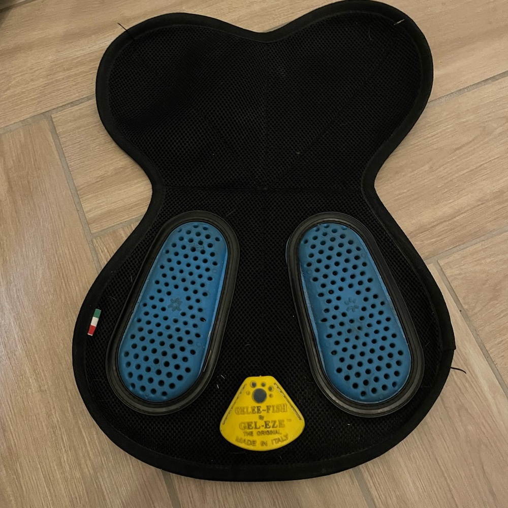 Gel-eze rear riser saddle pad